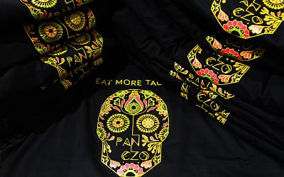 Autorskie projekty jako nadruki na koszulkach i bluzach z haftem