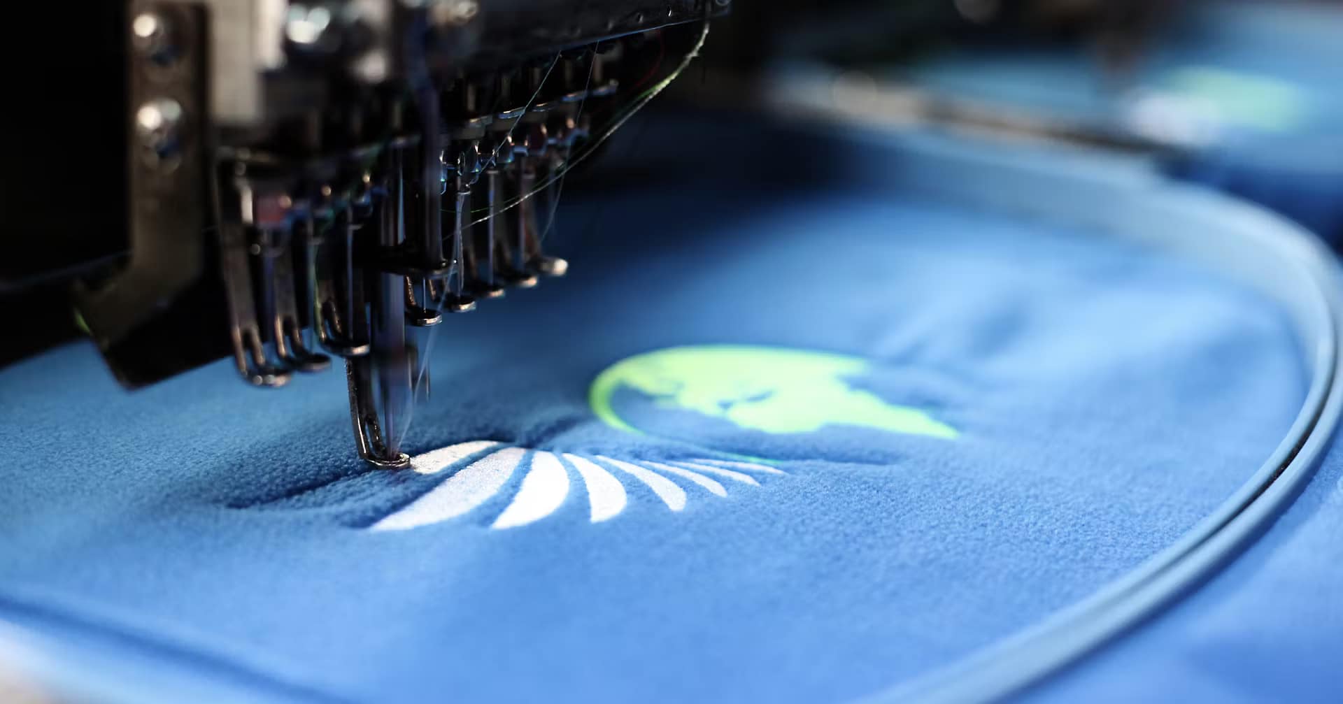 Haft komputerowy na koszulkach i bluzach - technika wykonywania nadruku